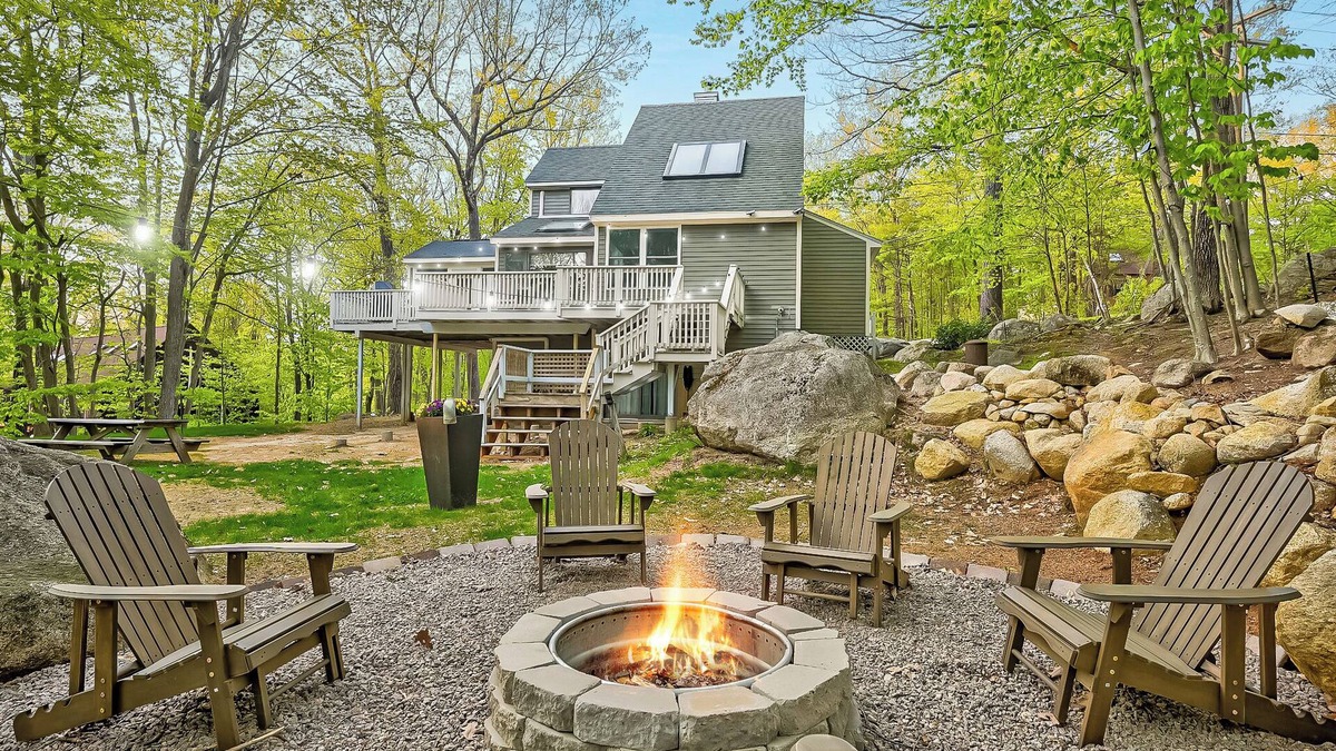 Birch Hill House | Peak Foliage Getaway. Hiking, Kancamagus, Fire Pit & Spacious North Conway Home