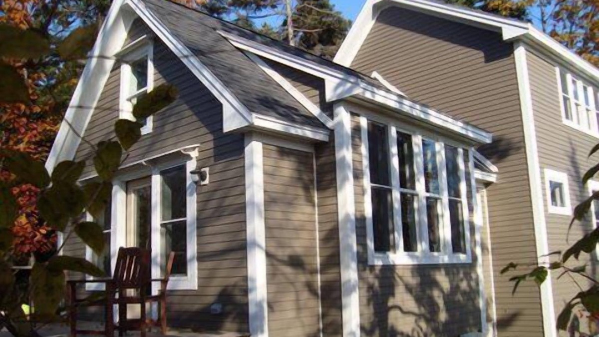 Peaks Island House | Peaks Cottage: Modern amenities, island charm, steps to shore