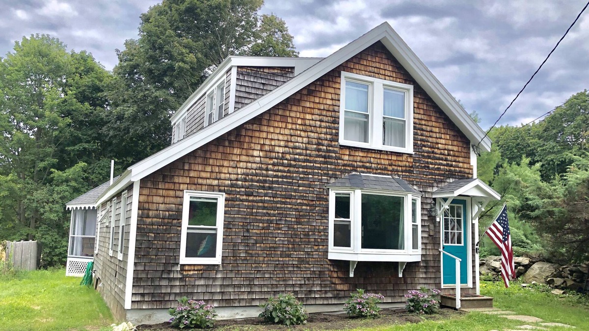 Peaks Island Cottage | Peaks Island Peak-A-Blue Cottage sleeps 8