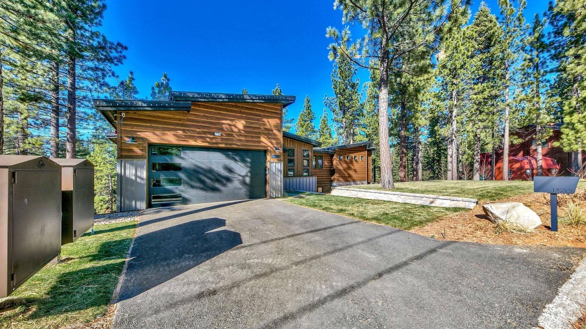 Montgomery Estates Cabin | PeakView: Air Conditioning, Luxury 6br, Hot Tub Game Room, Theater, Bar, Near Lake, Heavenly, Hiking