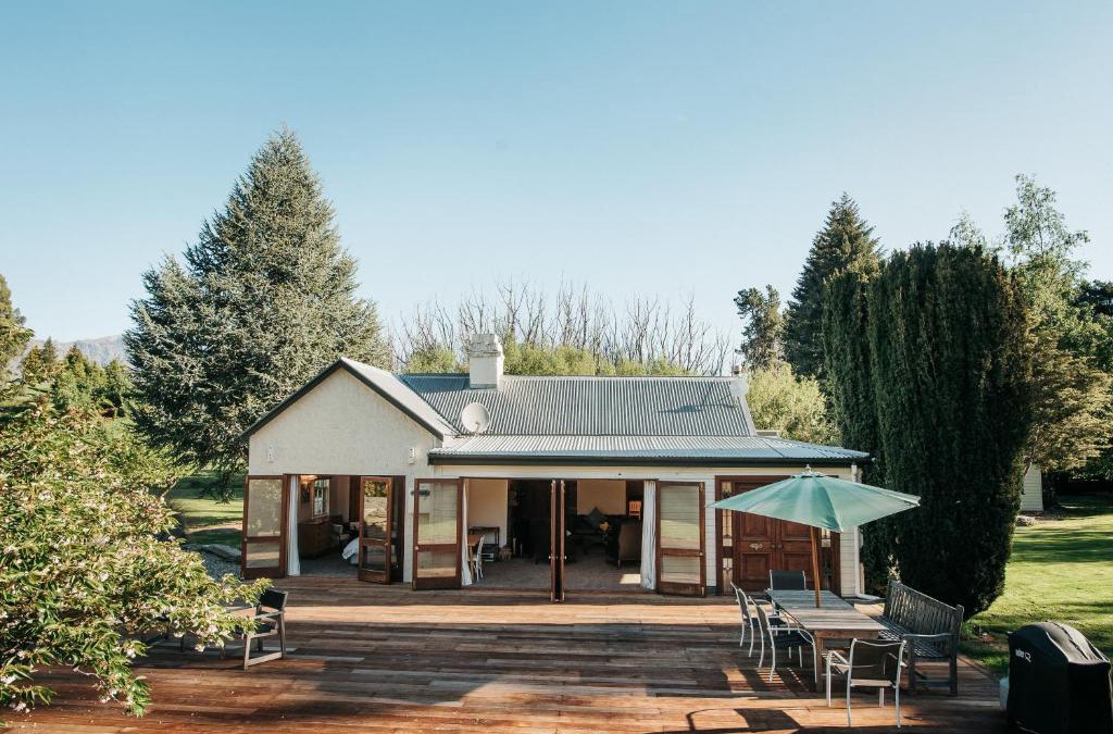 Dalefield House | Pear Tree Cottage l Country Luxury l Hot Tub l 15 Guests
