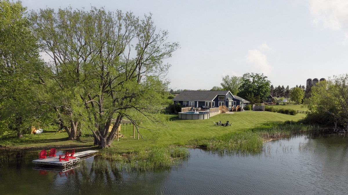 Bloomfield House | Pearadise on West Lake | Waterfront w/Pool and Dock