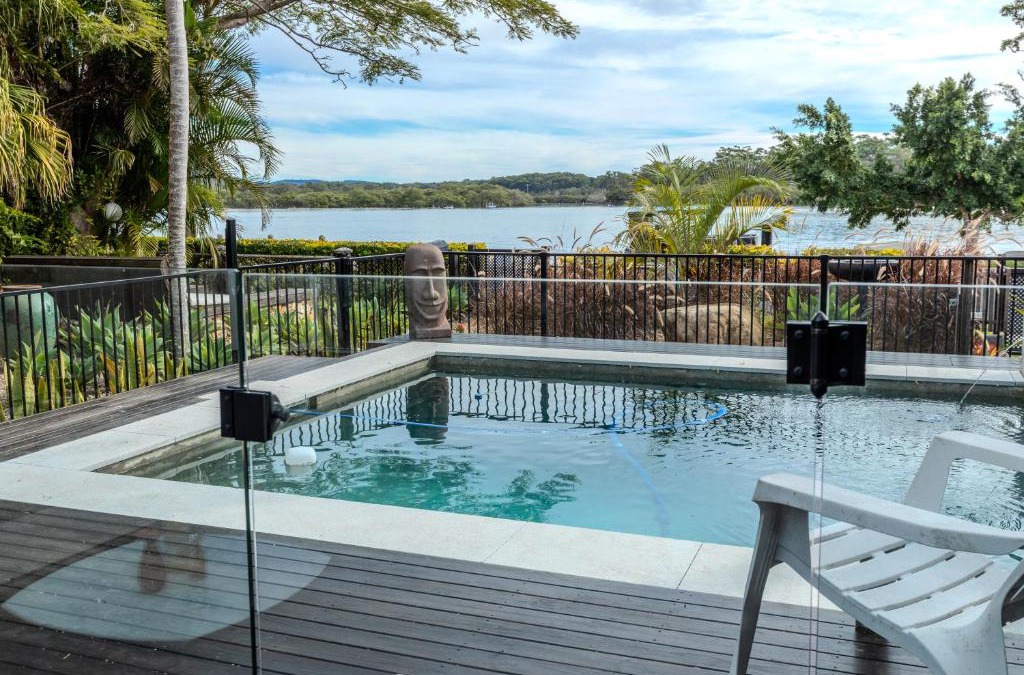 Dunbogan House | Pearl Cottage - Stunning River Front Cottage with Pool