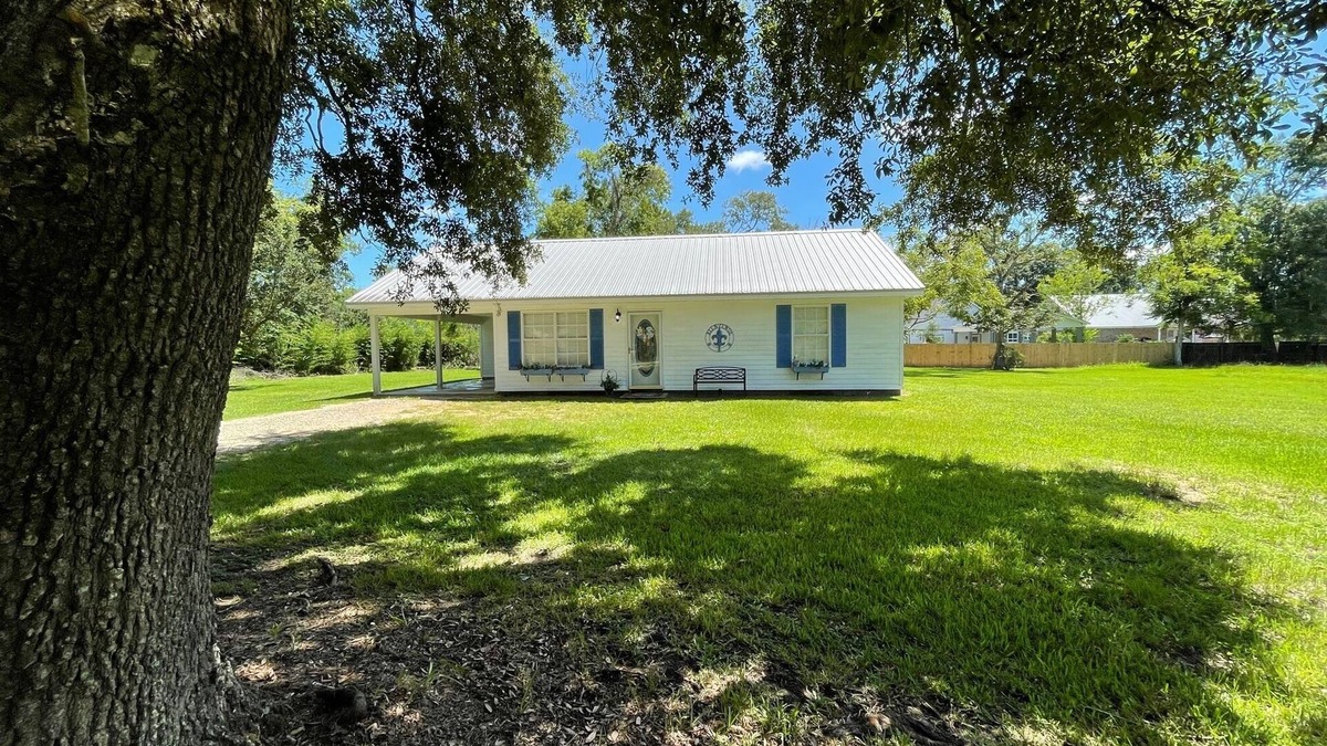 Bay St Louis Cottage | Pearl of Tranquility, 1 mile from beach and Old Town!