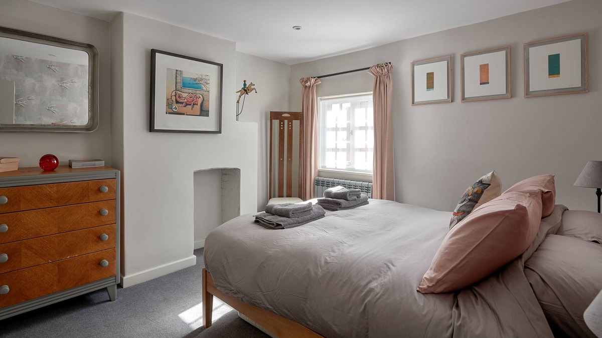 Farnham Cottage | Pearl's 2 Bedroom Cottage Classic with Private Bathroom