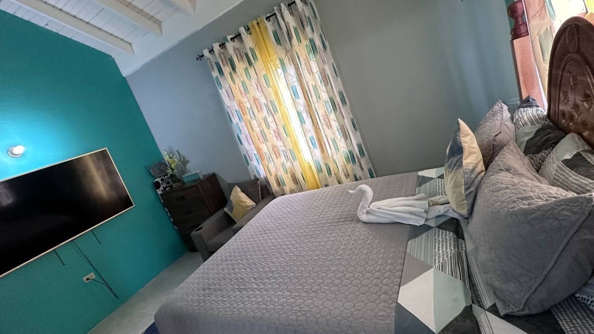 Falmouth House | Pearle Casa- Relaxing, 24hrs Gated Secured Home.