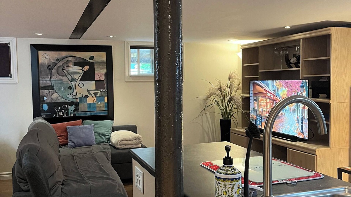 New Toronto House | Pearl’s Place, Cozy-Chic Suite…. Steps to the lake!nNew host on vrbo.