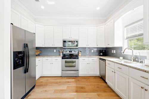 White's Gulfview House | Pearly White By Stay on 30a, Golf Cart, Private Pool, Bikes
