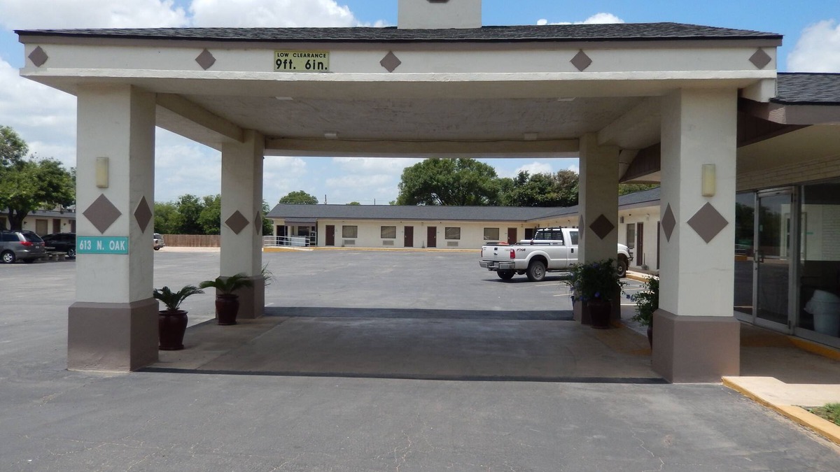 Pearsall Hotel | Pearsall Executive Inn