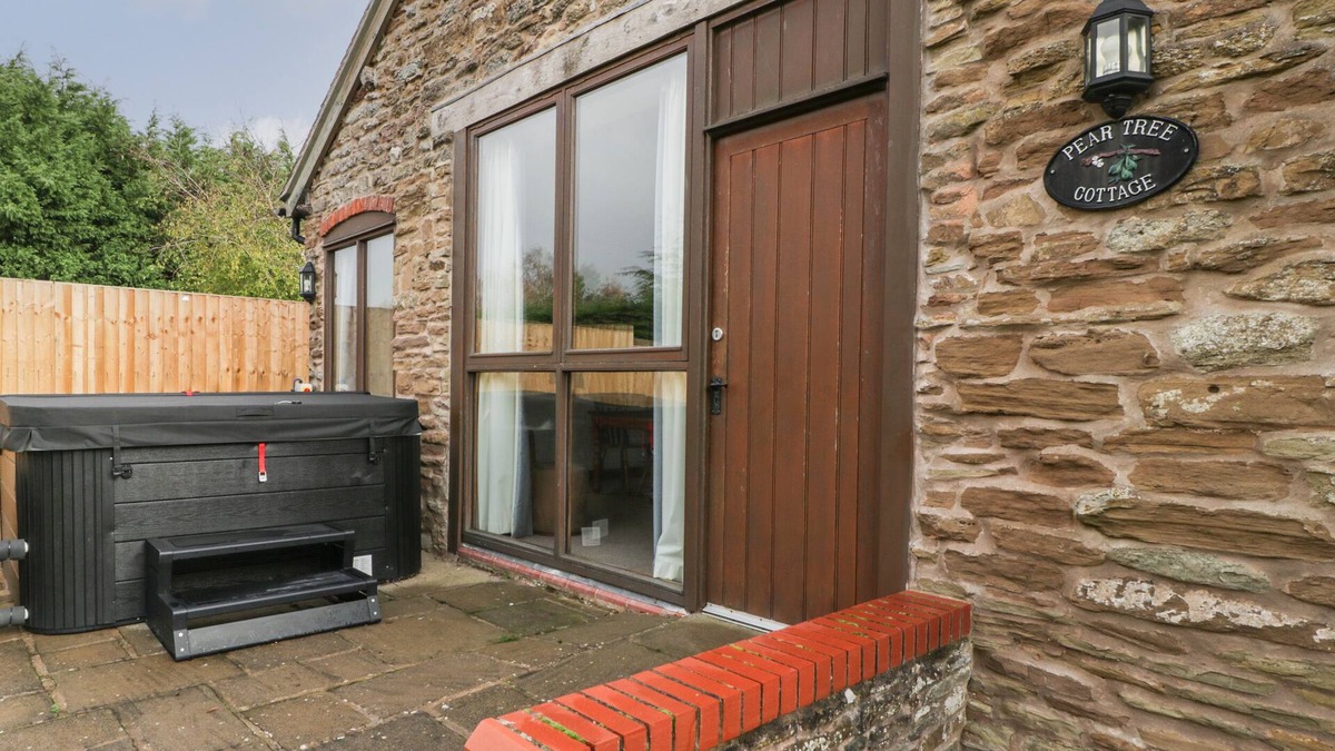 Hay-on-Wye Cottage | PEARTREE COTTAGE, romantic, character holiday cottage in Bromyard