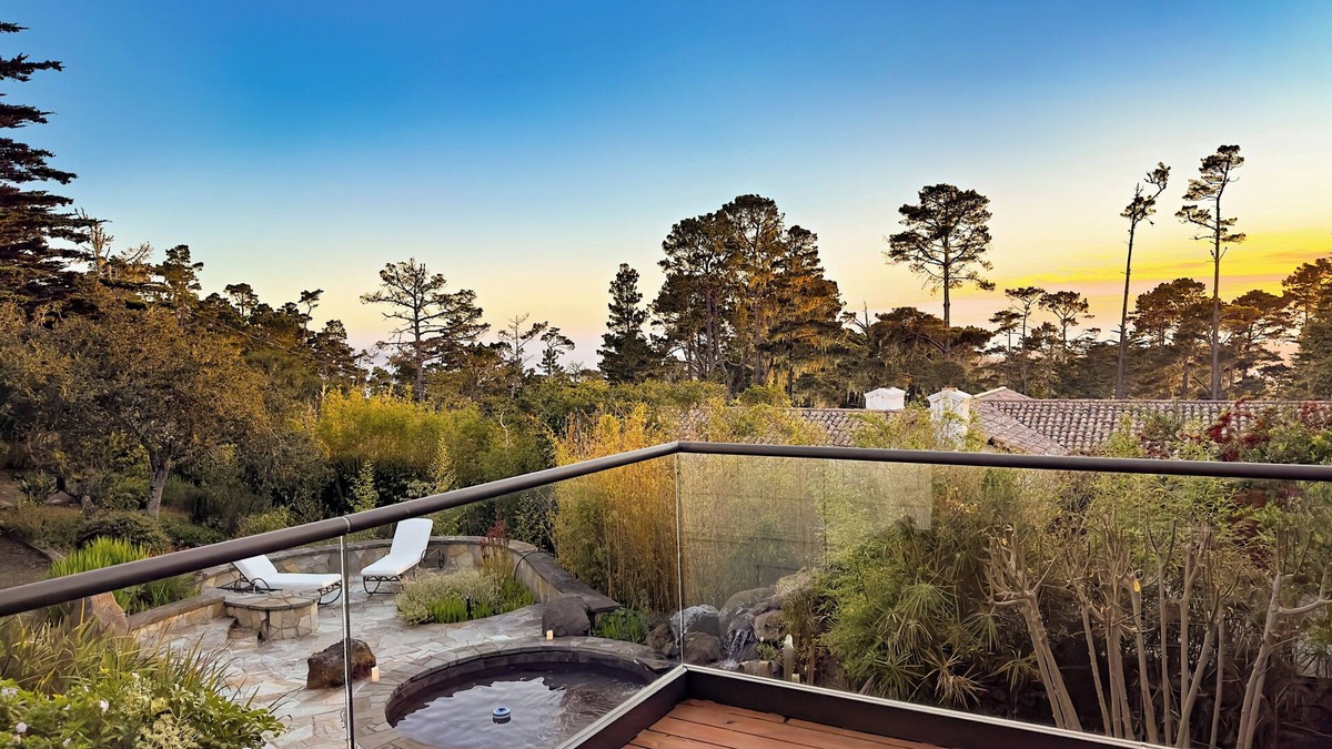 Del Monte Forest House | Pebble beach secret golfers retreat with hot tub and gym LX92