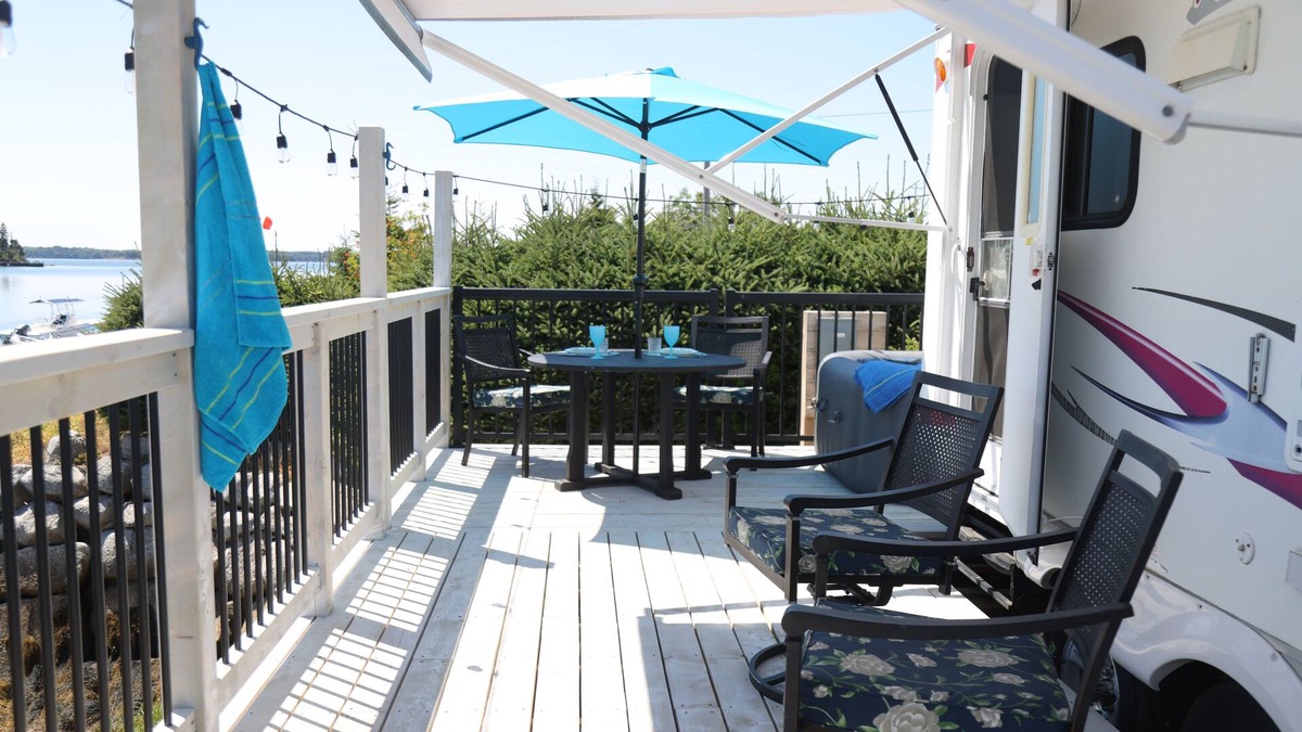 Mahone Bay House | Pebble Oceanside RV Retreat – Waterfront Hot Tub & Deck