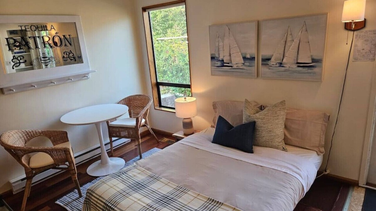 Bowen Island Apartment | Pebbly Beach Suite in Snug Cove