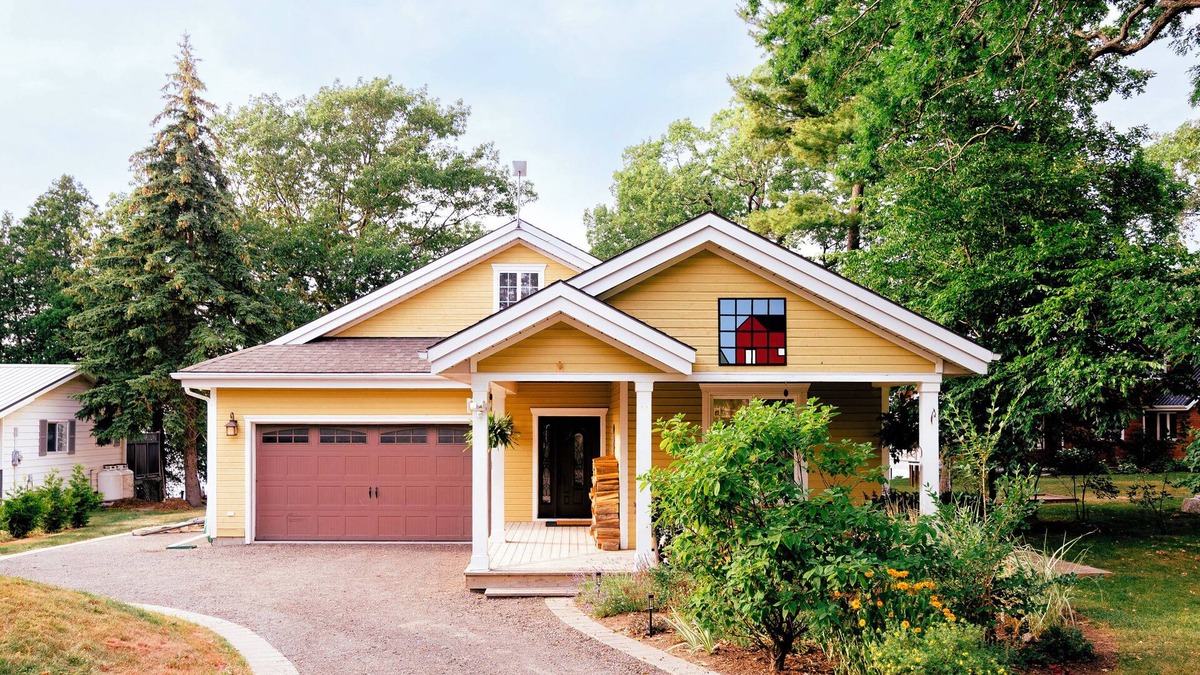 Cressy House | PEC Lakeside Cottage | Hot Tub, Modern Comforts & Year-Round Escape