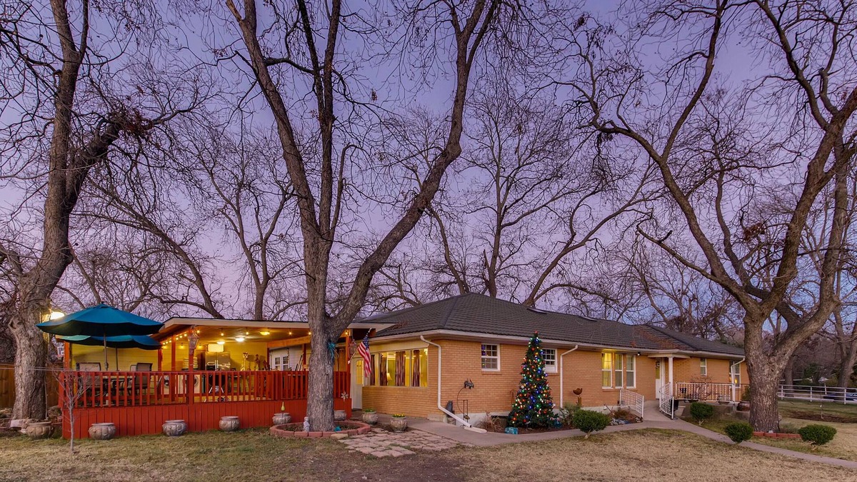 McKinney House | Pecan Grove Guest House-Melissa, TX w/breakfast 2-20 guests