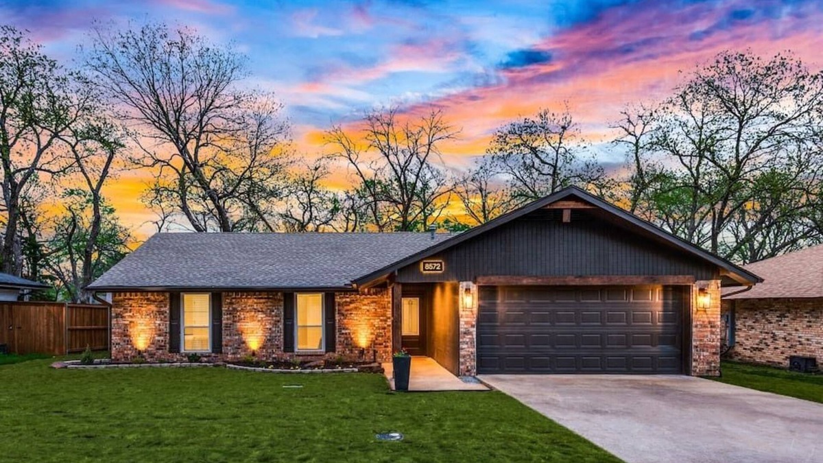 Frisco House | Pecan Grove: Stroll Downtown Frisco