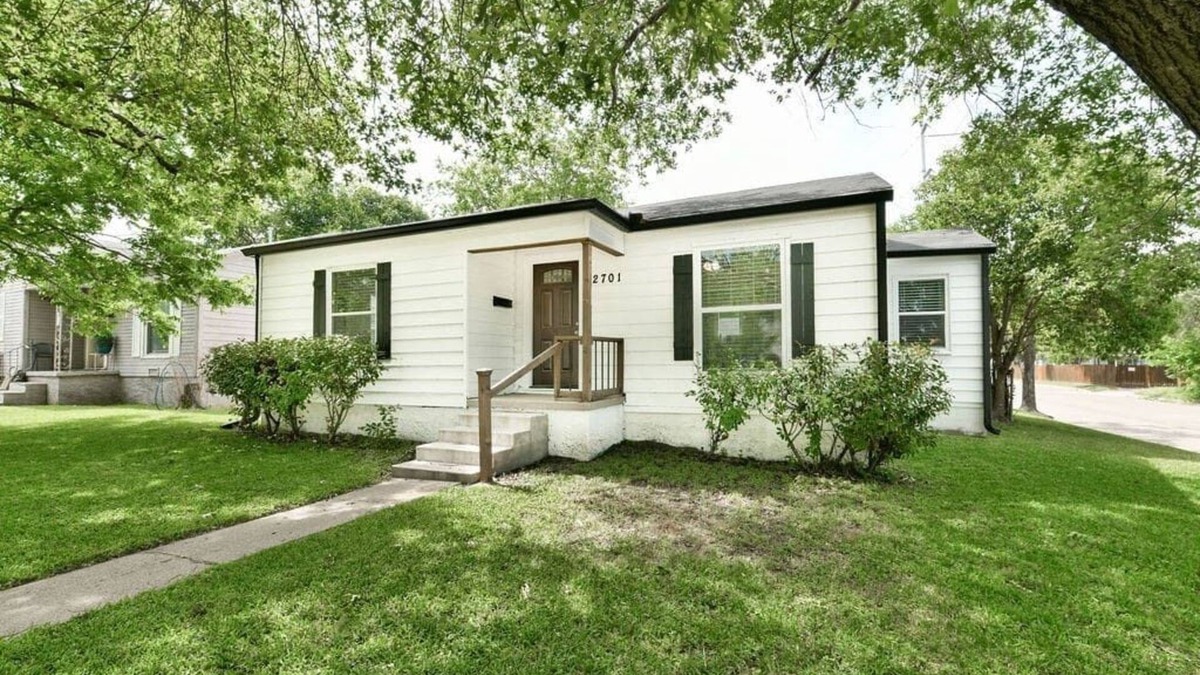 Dean Highland House | Pecan Hill House Summ