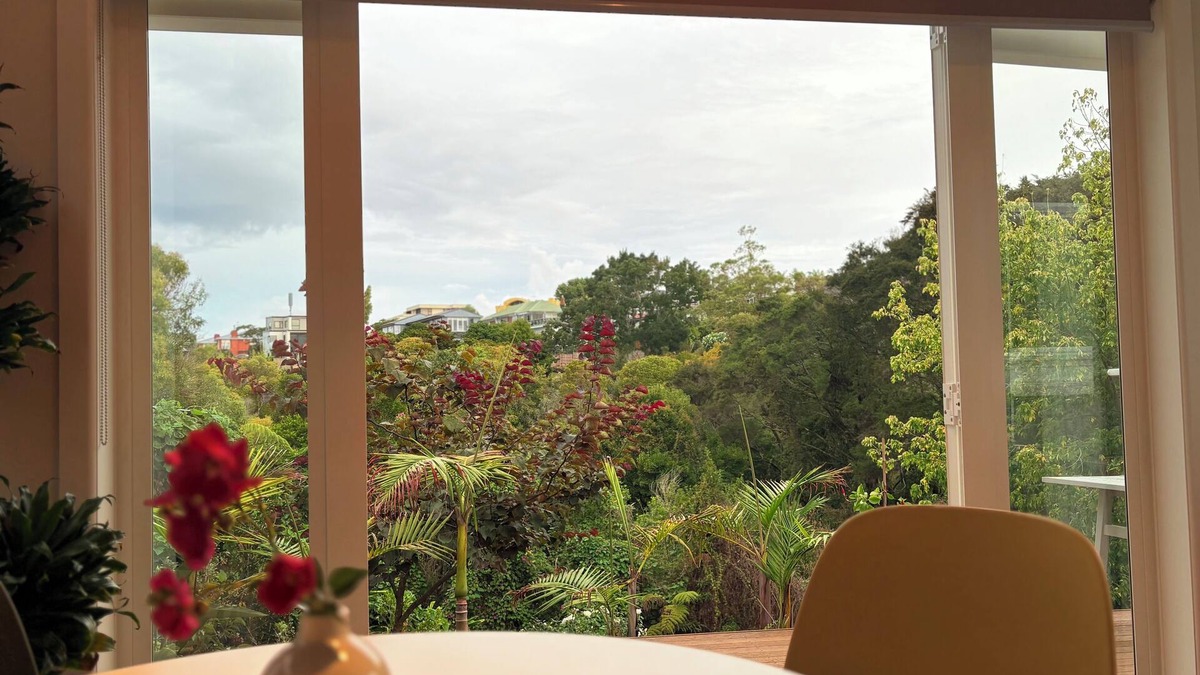St. Heliers Apartment | Pecefuuite wth Bus