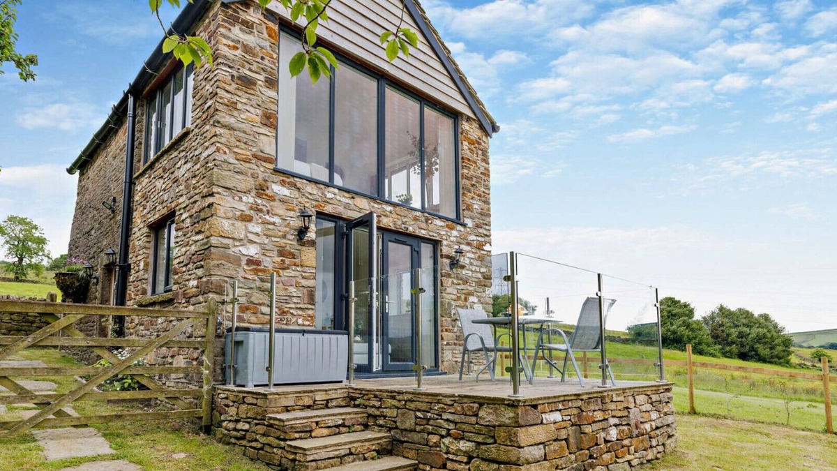 New Mills House | Peeb’s Palace at Tanpits Farm