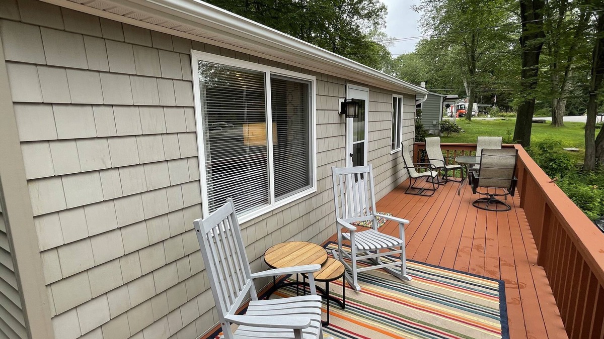 Lebanon House | Peek-A-Boo View, Amston Lake