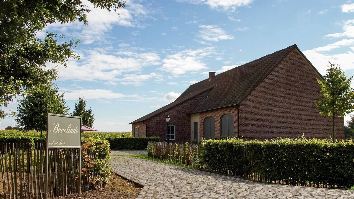 Peer Villa | Peer Villa with Garden