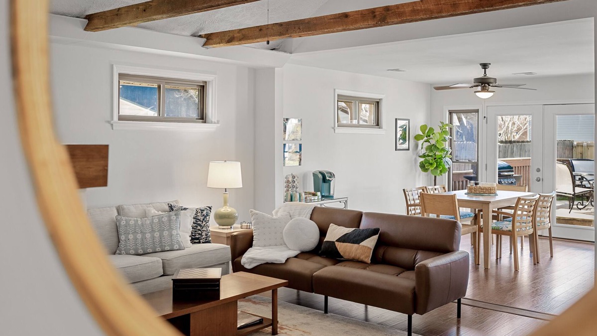 Issue House | Pegs Pearl - 1 mile to beach, deck, grill, firepit, WiFi