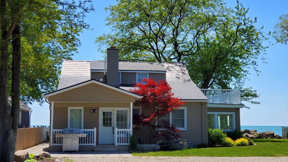 Leamington Cottage | 'PELEE SHORES' Point Pelee Lakefront Vacation Cottage