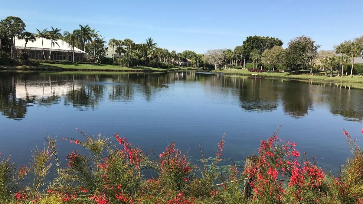Pelican Bay Condo | Pelican Bay 2 Bdrm, Updated Condo in Laurel Oaks. Fantastic view of Oakmont Lake