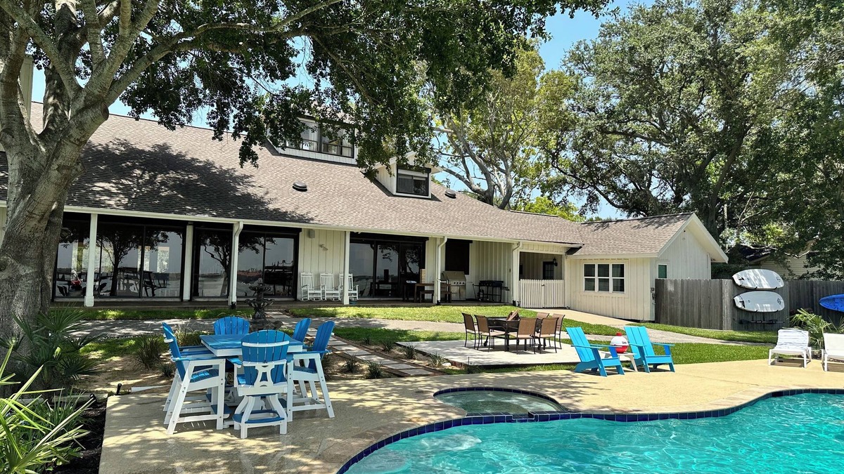 El Lago House | Pelican Bay Estate- A Luxury Waterfront Vacation Home