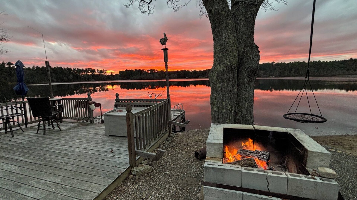 Middleborough House | Pelicans Bog on Woods Pond in Middleboro minutes from MBTA to Boston.