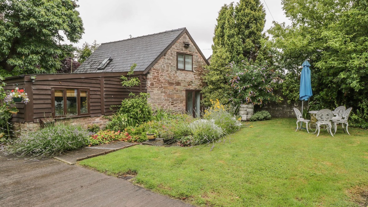 Welsh Newton Cottage | PEMBRIDGE COTTAGE, pet friendly, with a garden in Welsh Newton