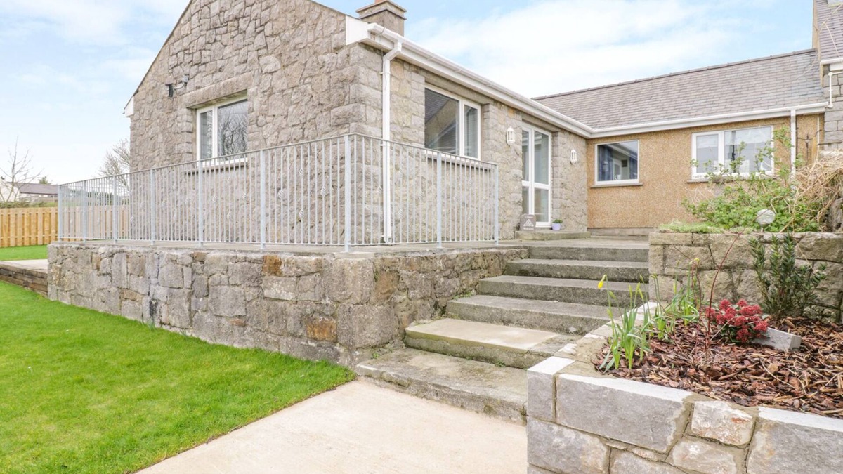 Brynteg House | PEN BRYN, with open fire in Benllech