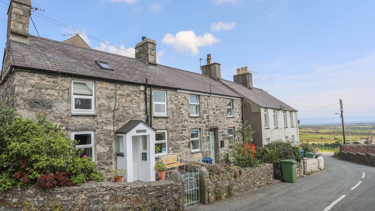 Llithfaen Cottage | PEN Y GROES, pet friendly, character holiday cottage in Llithfaen