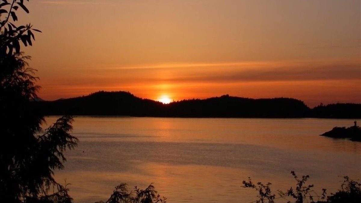Pender Island Cottage | Pender Island Oceanfront Cottage with Private Beach Access & Awesome Sunsets