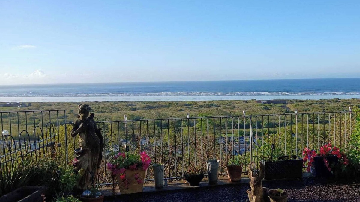 Pendine House | Pendine Sands Getaway-Cosy 2 bed with sea views