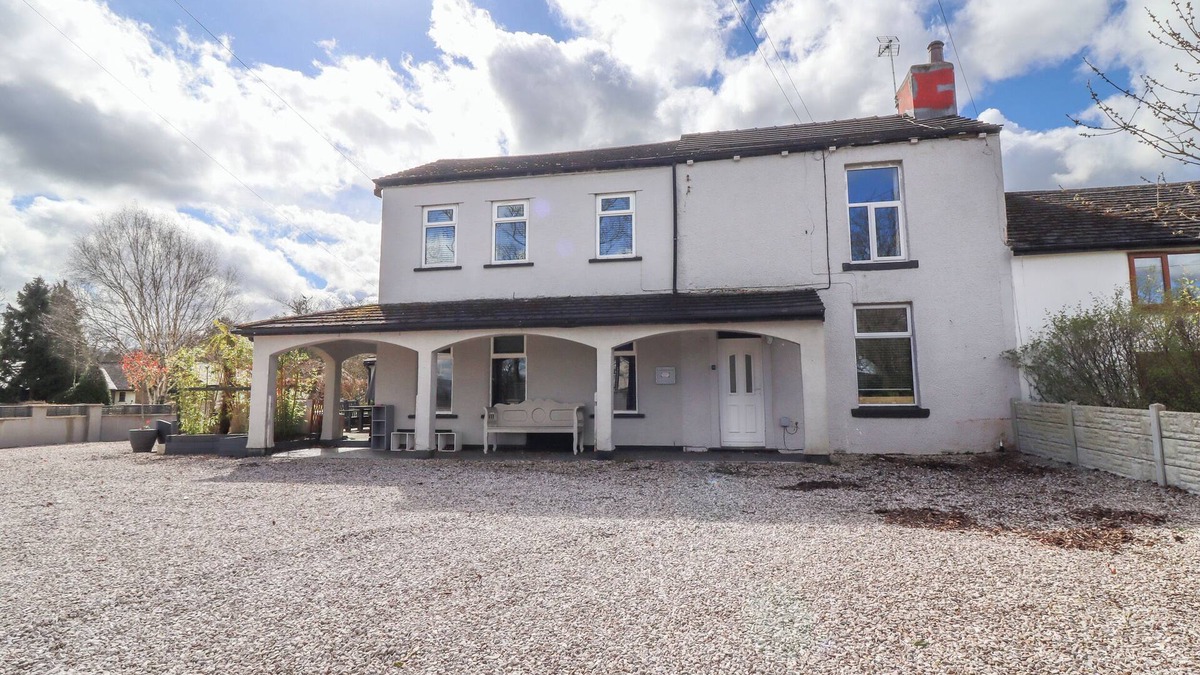 Blackburn Cottage | PENDLE VIEW APARTMENTS, family friendly in Langho, Lancashire