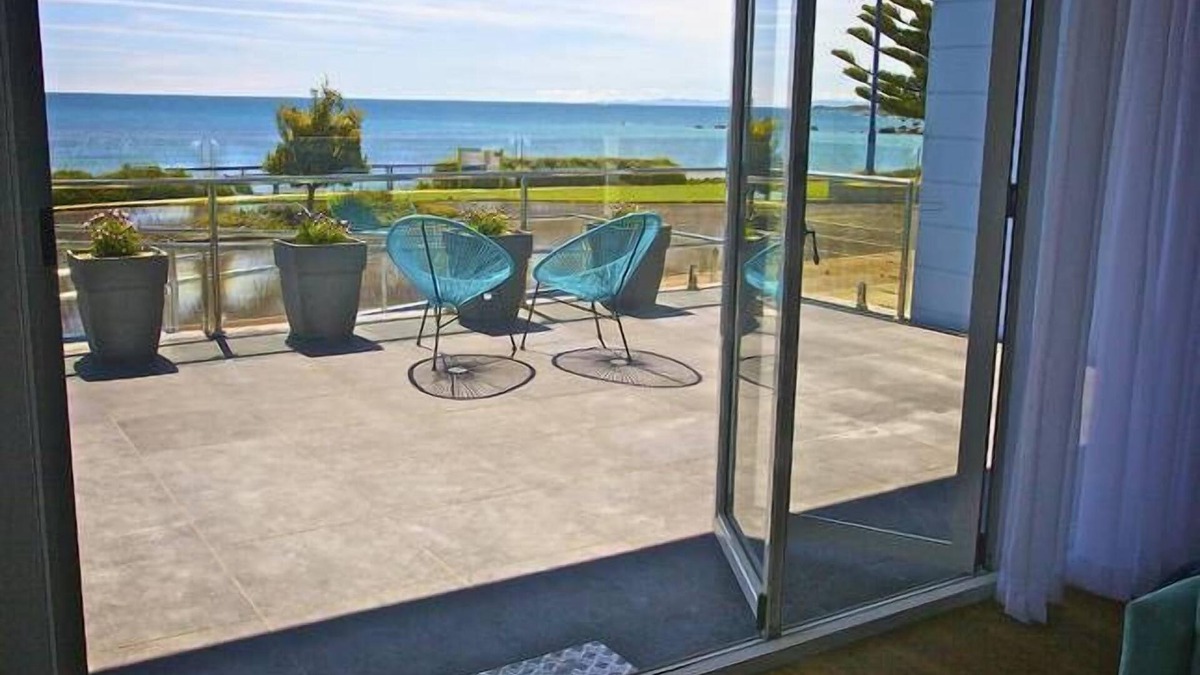Penguin Apartment | Penguin Beachfront Apartments