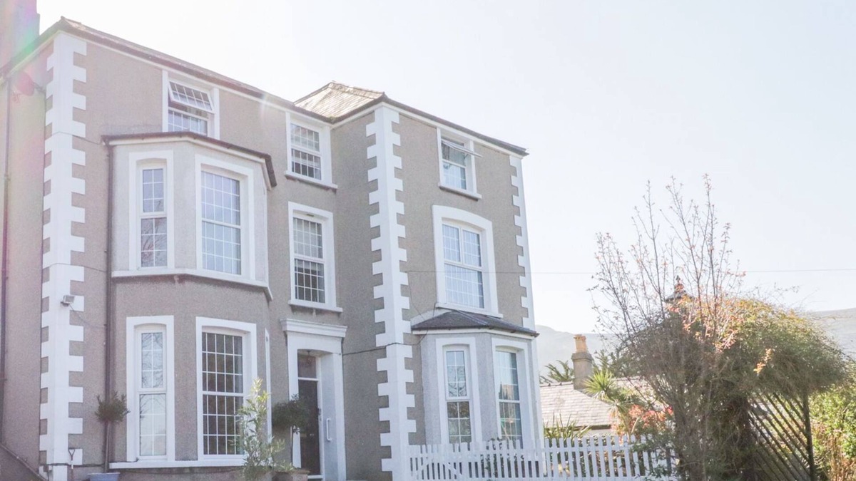 Penmaenmawr House | PENHOLM, pet friendly, country holiday cottage in Penmaenmawr