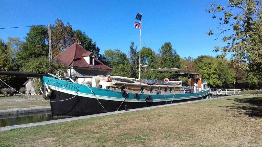 Plombiees-Les-Dijon Boat Rental | PENICHE ONDINE