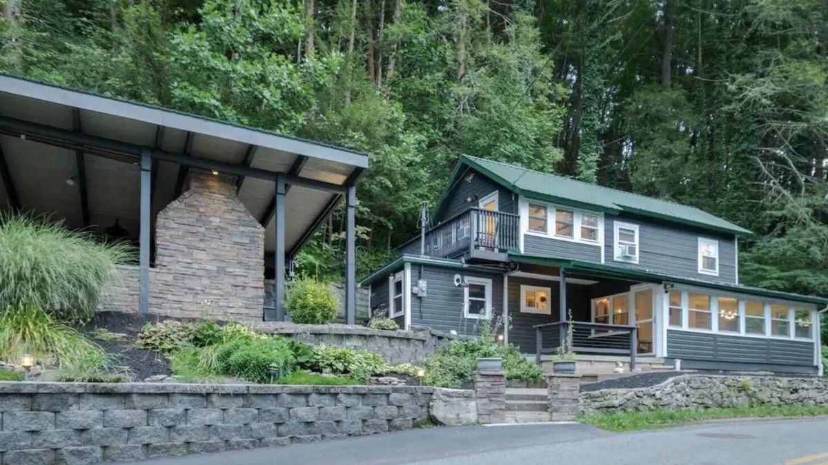 Bellefonte Cottage | PENN STATE Country Creek Cottage w/Hot Tub - ON Spring Creek and 7 miles to PSU