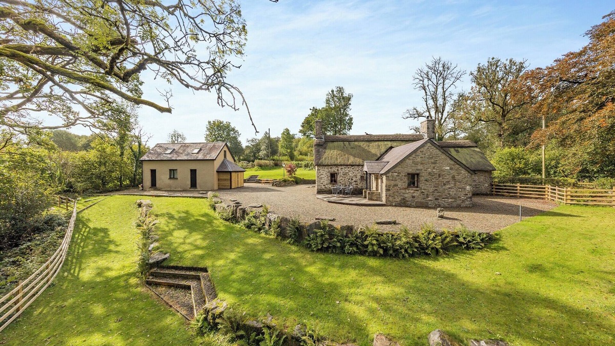 Bontnewydd Cottage | Penpompren is a beautiful thatched cottage located in the Cambrian Mountains.