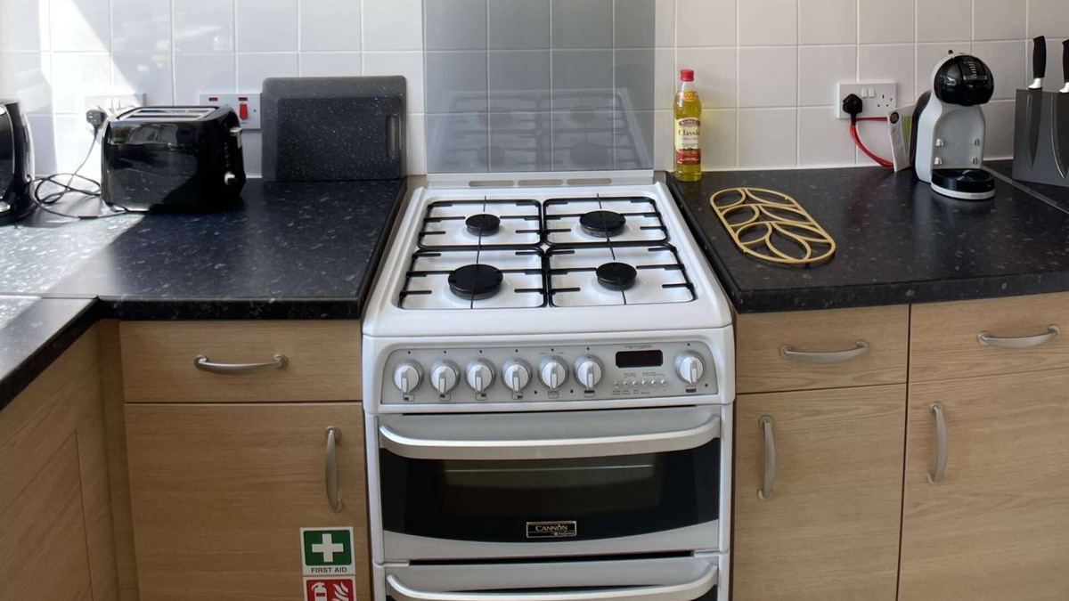 Swindon Other | Penrose Serviced House - 5 Bedrooms, Free Parking, WIFI & Netflix