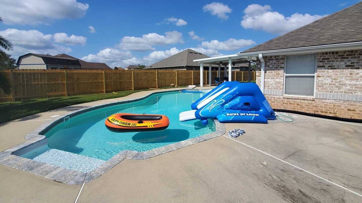Northwest Pensacola House | Pensacola Suburbs 🏊 inground salt water pool. Guests with large 👪 families.