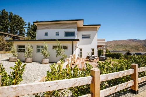 Wanaka House | Penshurst - Lake & Mountain Views - Sleeps 10