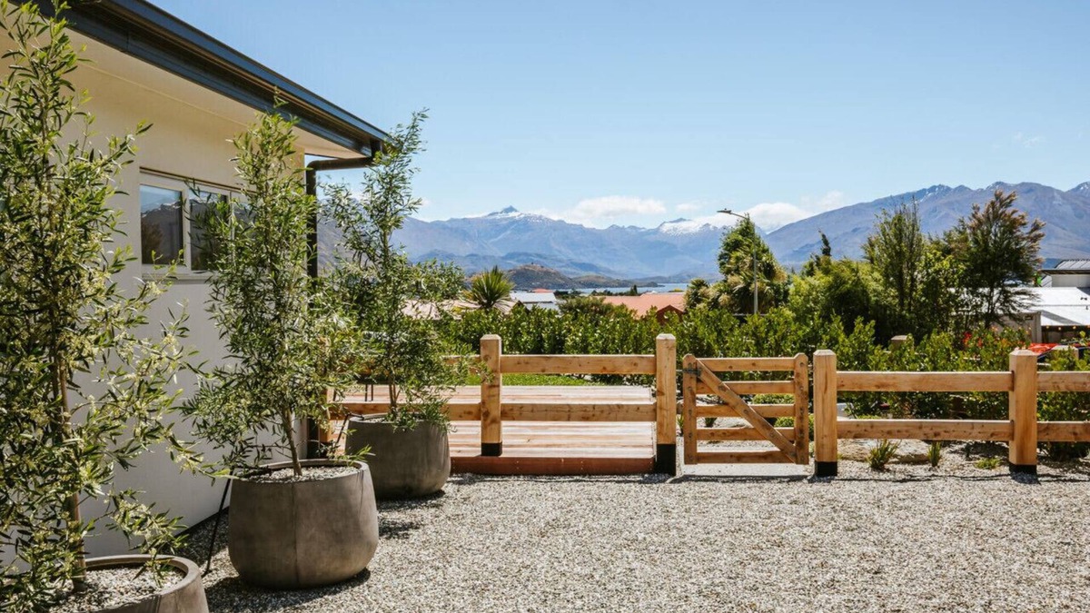 Wanaka House | Penshurst | Lake views | Hot tub