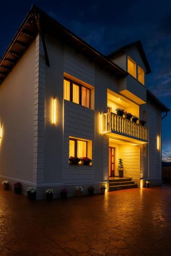 Novaci House | Pensiunea Alexia
