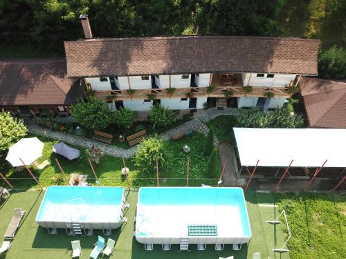Brosteni House | Pensiunea Serbeca