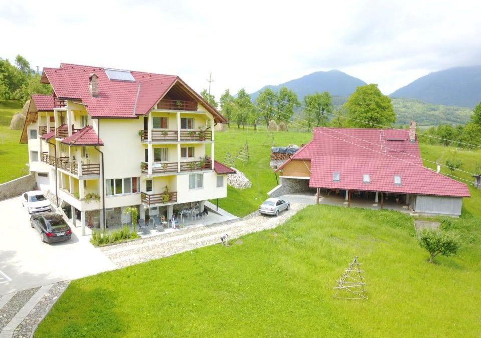 Corbeni House | Pensiunea Tiuta