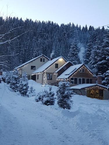 Schitu-Tarcau House | Pensiunea Zorile Tarcaului