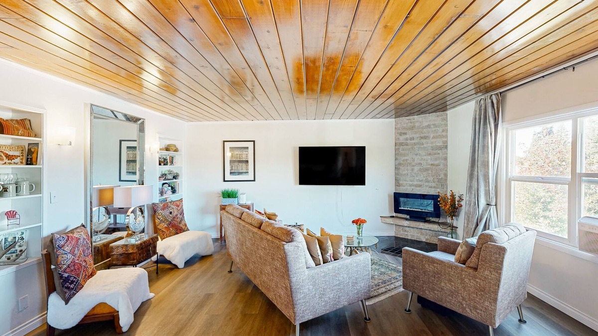 West Eugene Apartment | Penthouse apartment with private patio, grill, WiFi, workspace, shared W/D